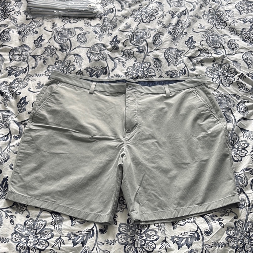 Vineyard Vines Performance Shorts in Light Gray
